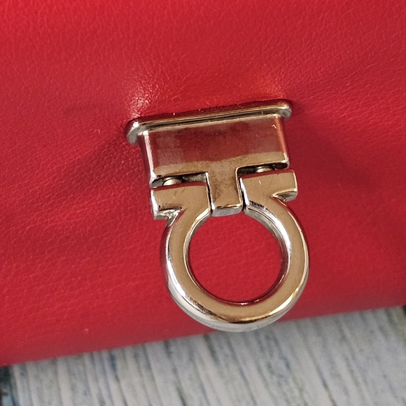 Salvatore Ferragamo Gancio Continental Leather Red Wallet GUC - Picture 8 of 15